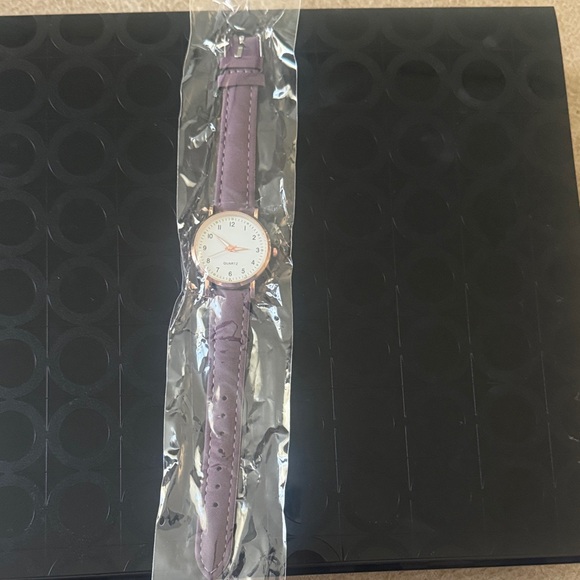 Elegant Purple Leather Women's Watch - Picture 1 of 1